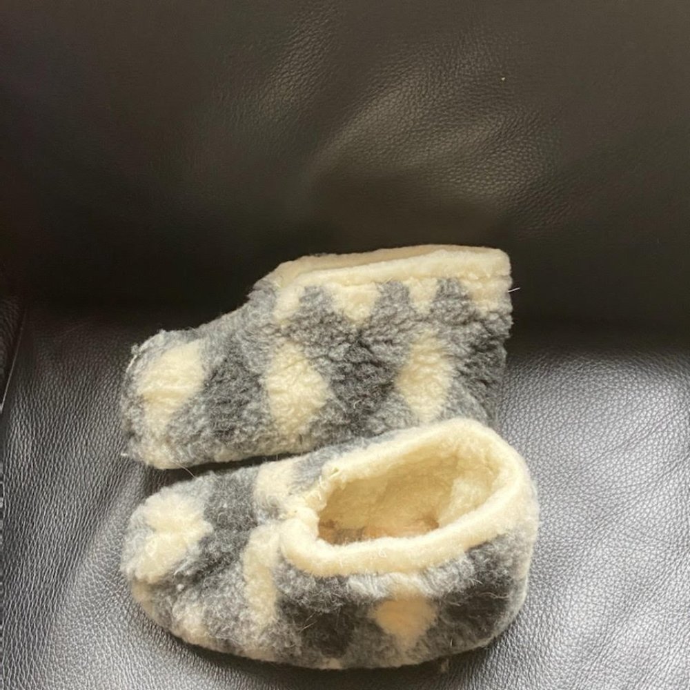 100%  WOOL  LADIES  SLIPPERS  SIZE  9.